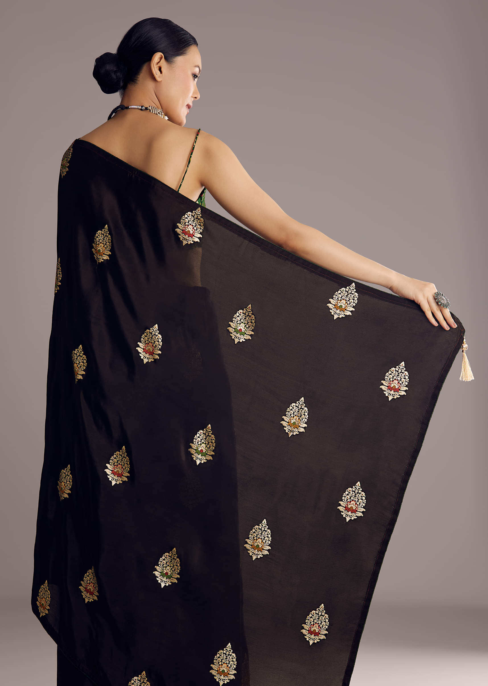 インドの絵【SATYABATI】送料込★ Buy Black Dola Silk Saree with Woven Buttis | KALKI Fashion