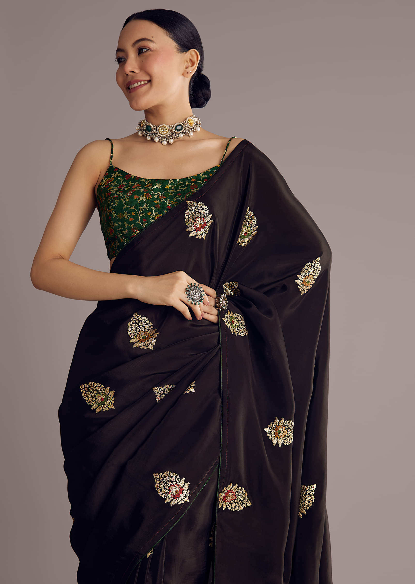 インドの絵【SATYABATI】送料込★ Buy Black Dola Silk Saree with Woven Buttis | KALKI Fashion