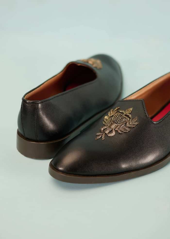 Black Juttis In Leather With Zari Embroidered Motif