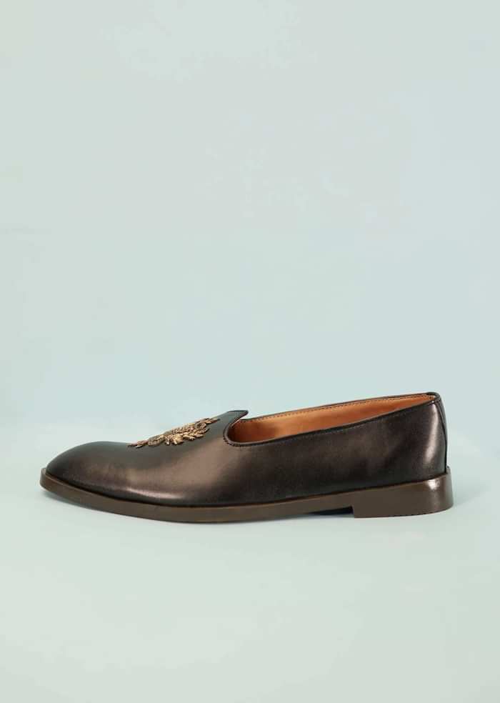 Black Juttis In Leather With Zari Embroidered Motif