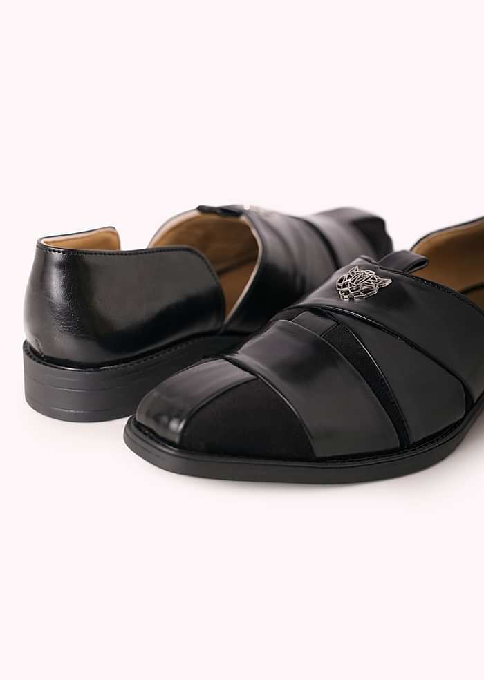 Black Juttis with Textured Detail