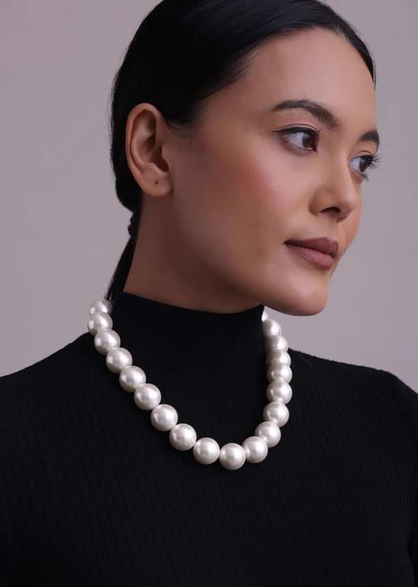 Daisy White Pearl String Necklace Daisy White Pearl String Necklace