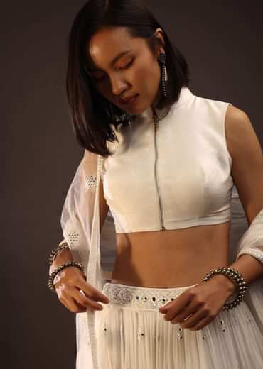 Erget White Sleeveless Blouse With A Collar Neckline