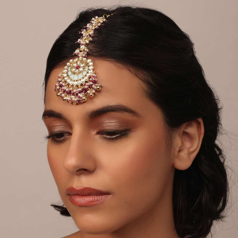 Gold Finish Kundan Maangtika With Synthetic Stones And Beads
