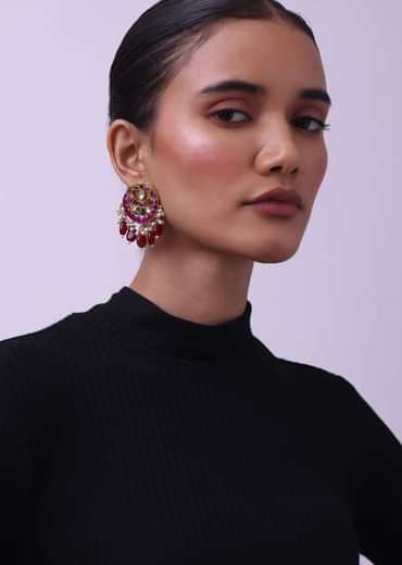 Gold Finish Kundan Necklace And Earring Set With Pearls