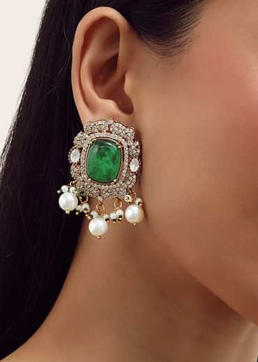 Gold Finish Necklace Set With Emerald Stone In Mix Metal