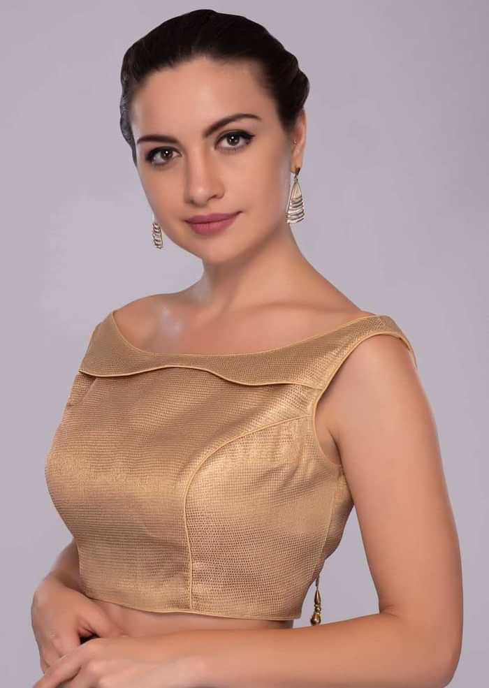 Golden lurex blouse with fancy neck in additional layer only on Kalki