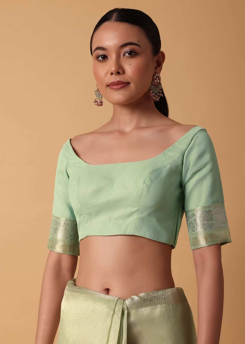 Green Kora Silk Saree With Thread Embroidered Motifs And Unstitched Blouse Piece