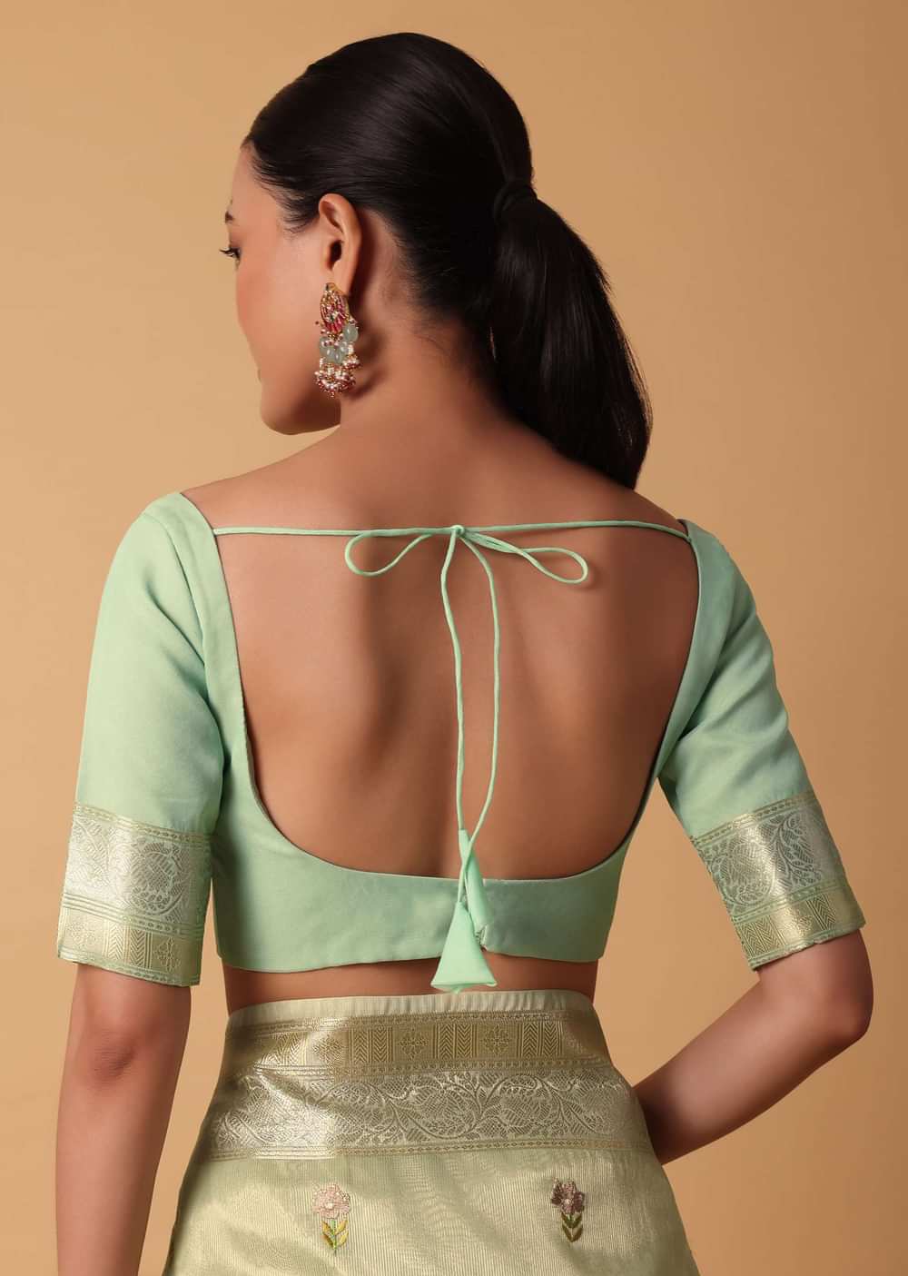 Green Kora Silk Saree With Thread Embroidered Motifs And Unstitched Blouse Piece