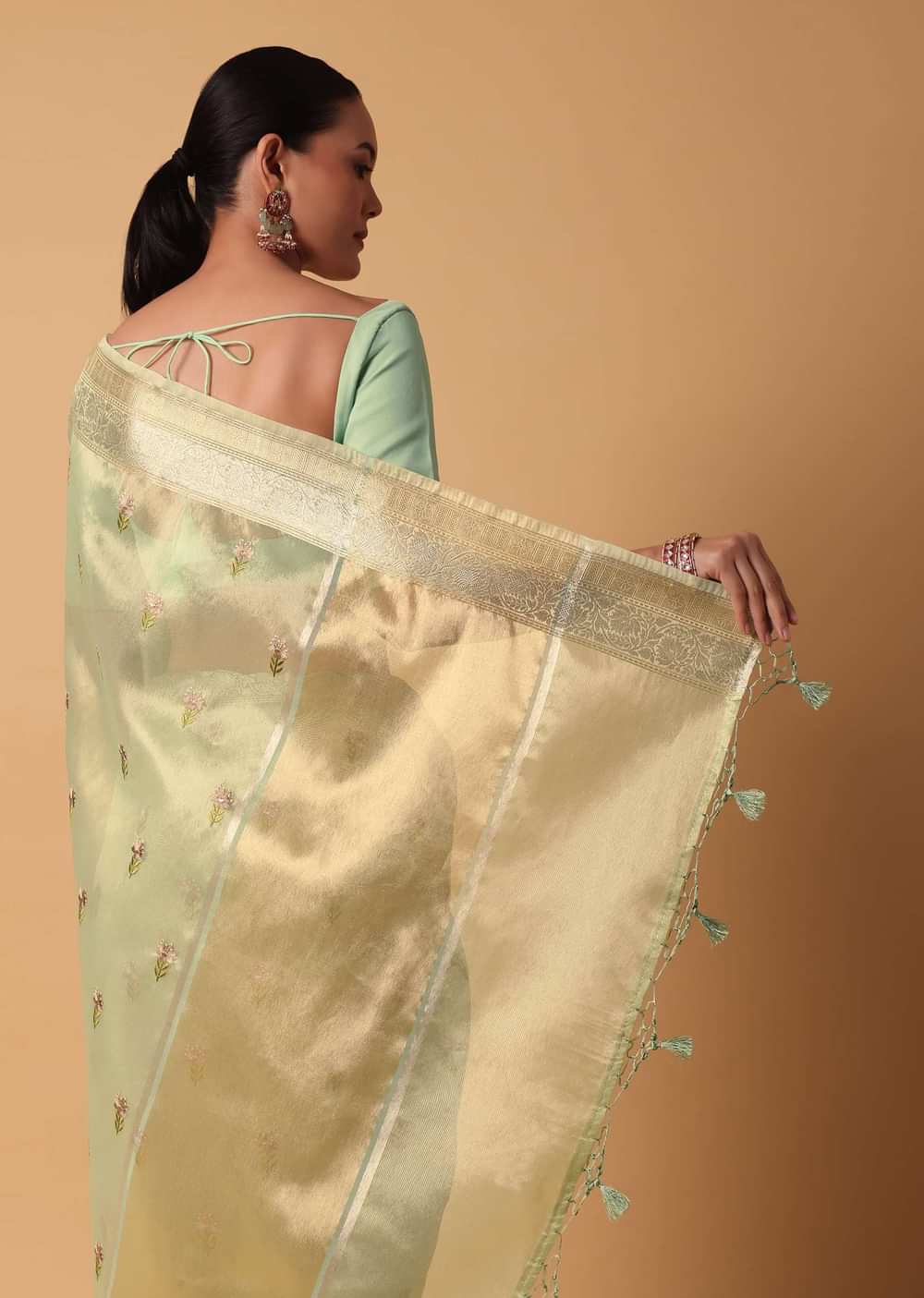 Green Kora Silk Saree With Thread Embroidered Motifs And Unstitched Blouse Piece