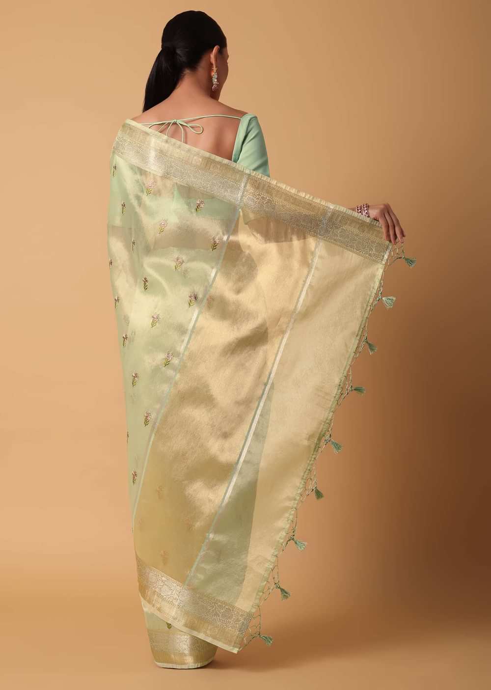 Green Kora Silk Saree With Thread Embroidered Motifs And Unstitched Blouse Piece