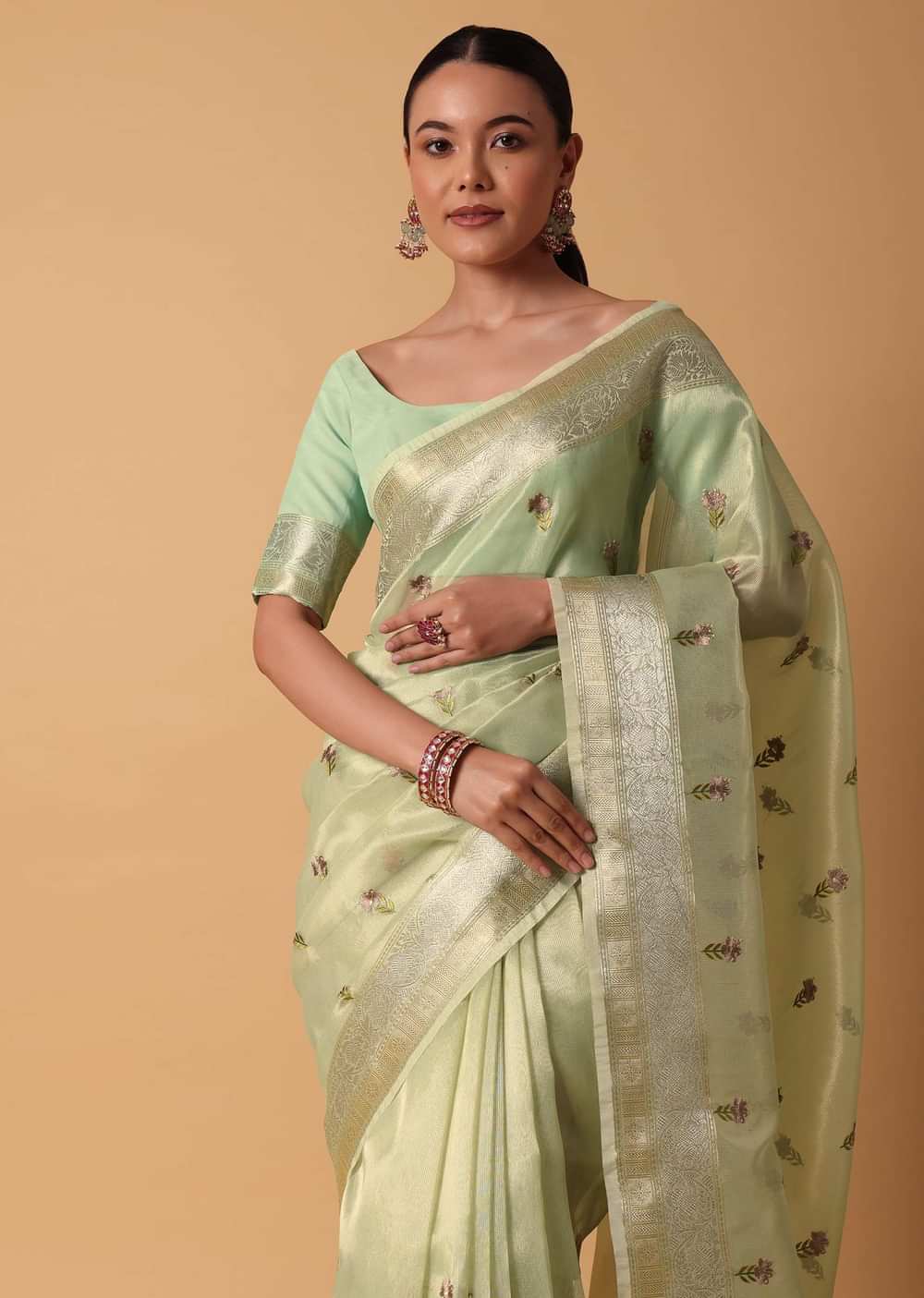 Green Kora Silk Saree With Thread Embroidered Motifs And Unstitched Blouse Piece