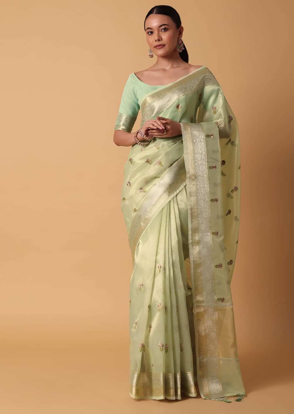 Green Kora Silk Saree With Thread Embroidered Motifs And Unstitched Blouse Piece
