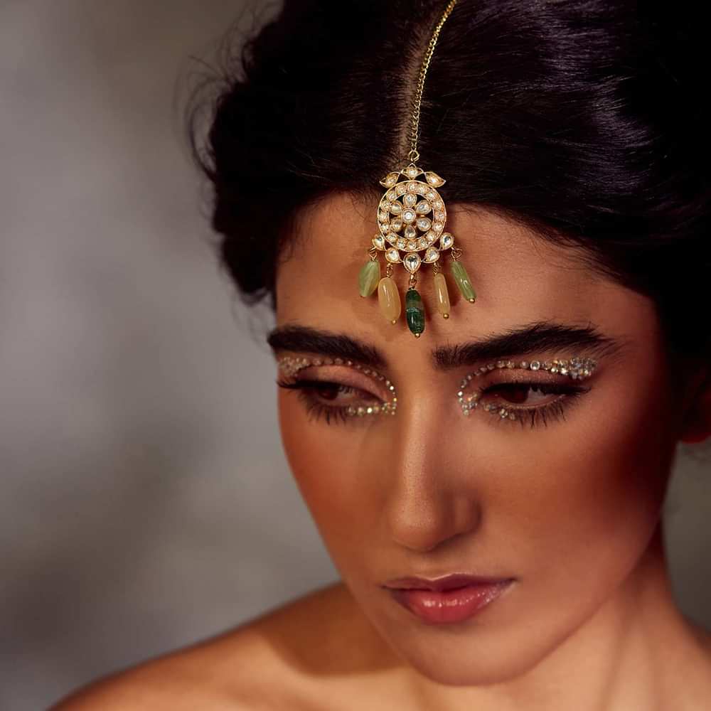 Green Toned Floral Polki Maang Tikka In Silver Alloy