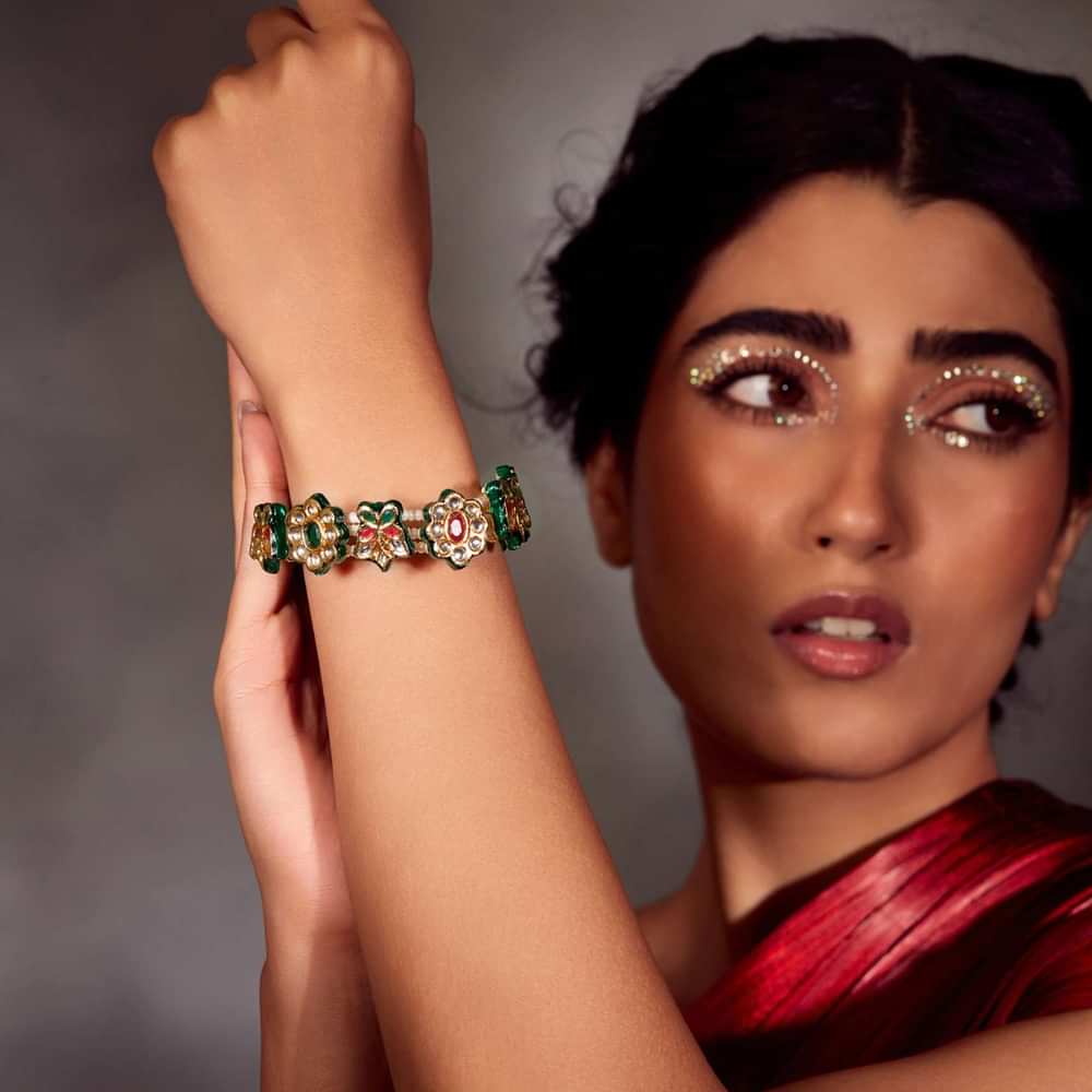 Green Toned Gold Plated Kundan Paunchi Bracelet In Silver Alloy