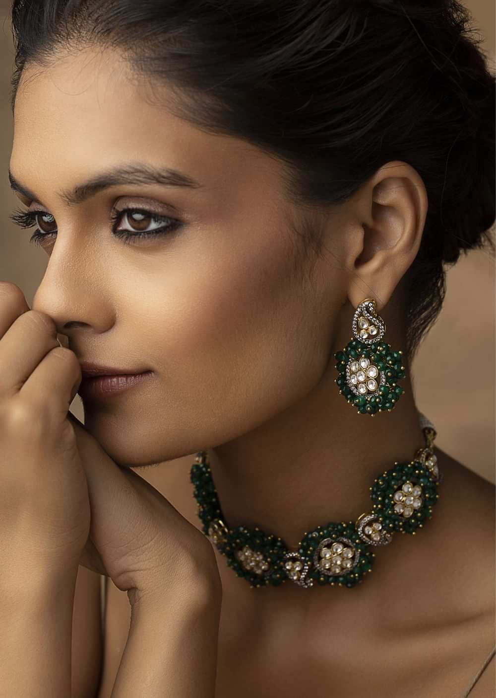 Green Victorian Polki Choker And Earring Set In Silver Alloy