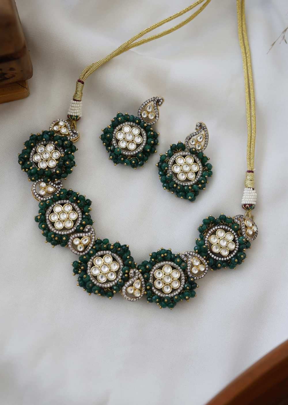 Green Victorian Polki Choker And Earring Set In Silver Alloy