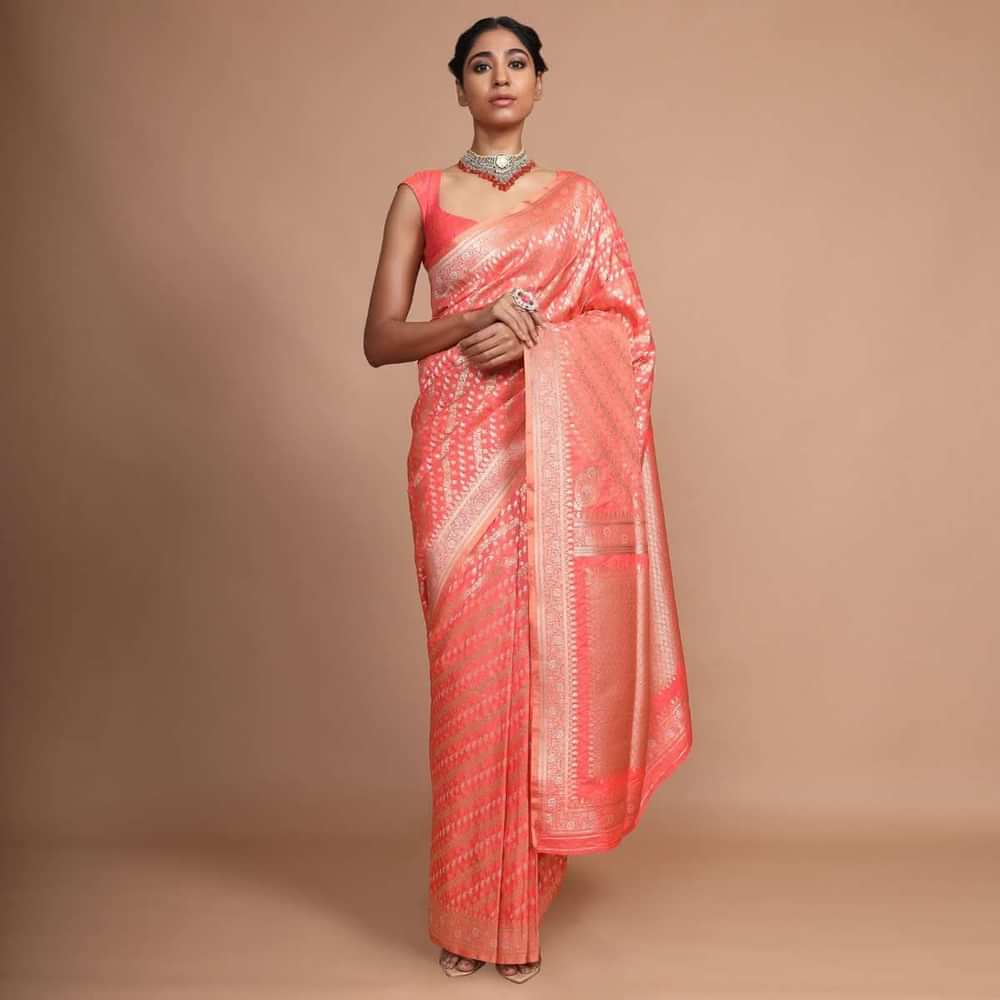 Peach Banarasi Saree In Silk With Weaved Floral Design In Diagonal Pattern Online - Kalki Fashion