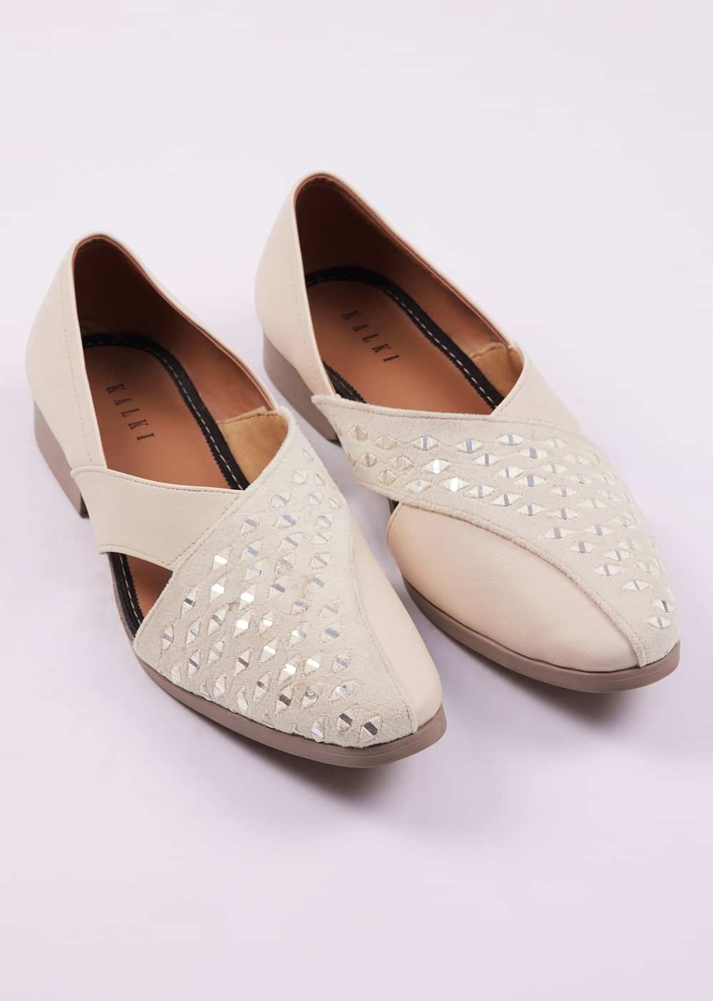 Peach Raw Silk Mirror Work Juttis