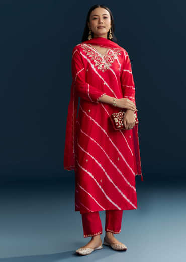 Red Silk Kurta Set With Leheriya Print And Cutdana Work