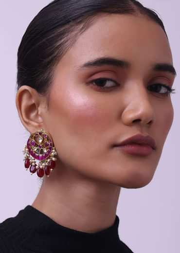 Gold Finish Kundan Necklace And Earring Set With Pearls