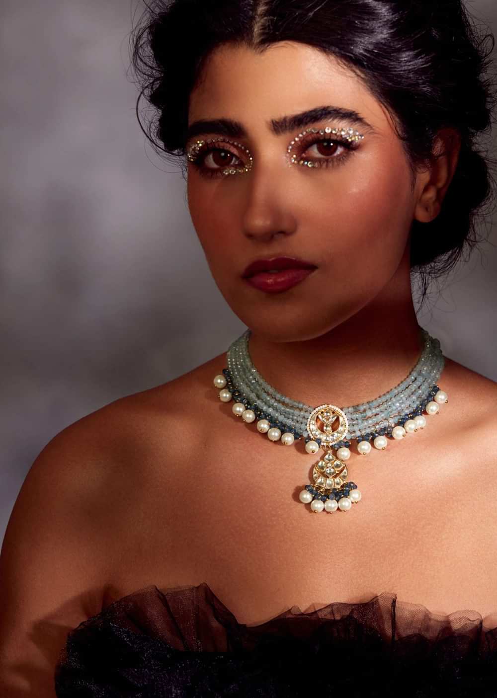 Sky Blue Kundan Choker Necklace In Gold Pleated Silver Alloy