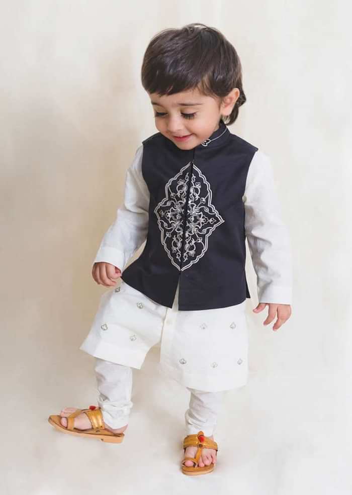 Kalki Boys White Kurta Set With Embroidered Buttis And Black Nehru Jacket With Ornate Embroidered Motif By Tiber Taber