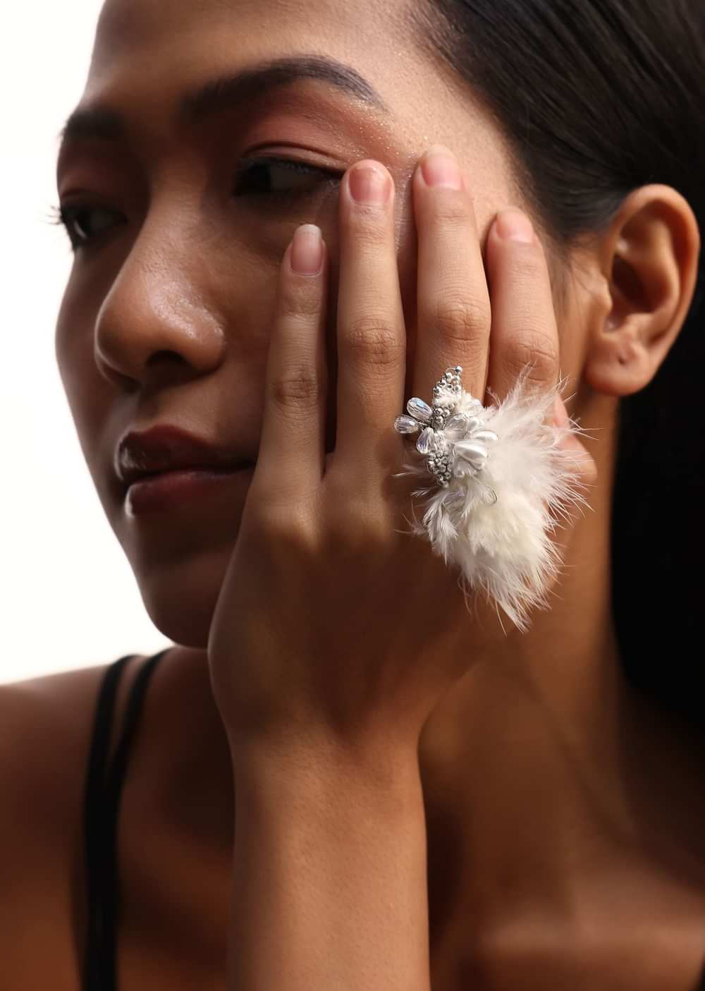White Handcrafted Choker Necklace Set With Feather Detailing