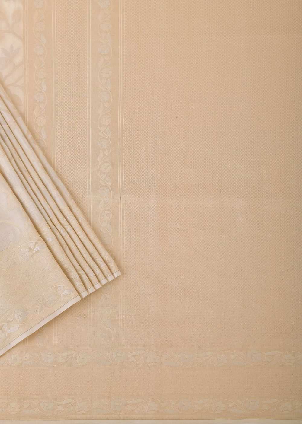 White South Dharmavaram Silk Saree With Antique Zari Weave And Unstitched Blouse Fabric