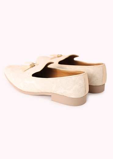 White Tassel Juttis